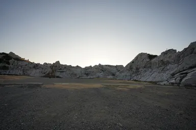 和歌山の白崎海洋公園の崖を作る白い岩