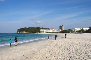 和歌山の白浜の1月の白いビーチと青い海