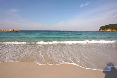 和歌山の白浜の青い海が透明になった波際