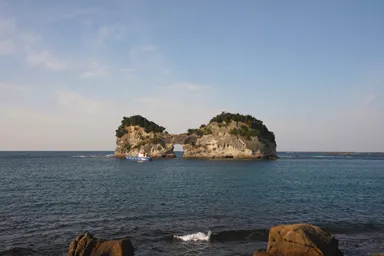 和歌山の白浜の穴の開いた円月島