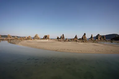 和歌山の串本の橋杭岩の奇岩群と海