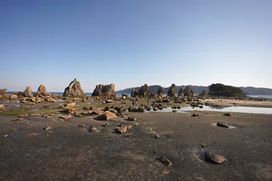 和歌山の波が引いた時間の橋杭岩が続く様子