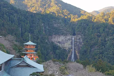 和歌山の那智の滝と三重塔の遠景