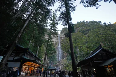 和歌山の下から見る那智の滝と飛瀧神社
