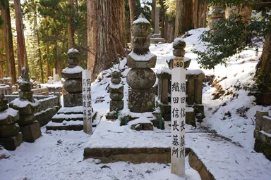 高野山の奥の院の織田信長の墓所