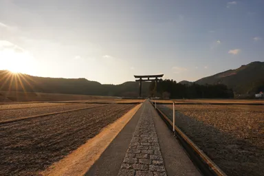 和歌山の朝日が昇る熊野本宮大社の巨大鳥居