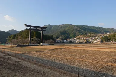 朝日を浴びる熊野本宮大社の鳥居と町