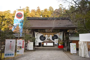 和歌山の正月の熊野本宮大社の門