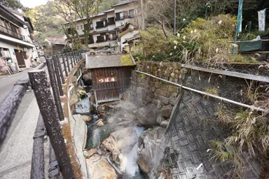和歌山のつぼ湯の小さな小屋と湯煙