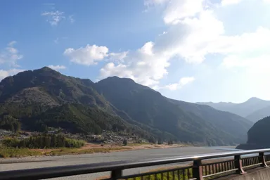 和歌山の熊野川の流れと山並み