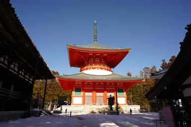 高野山の朱色の根本大塔と白い雪と青空