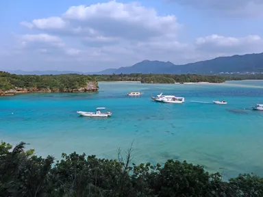 石垣島の川平湾の水色の海と青い空