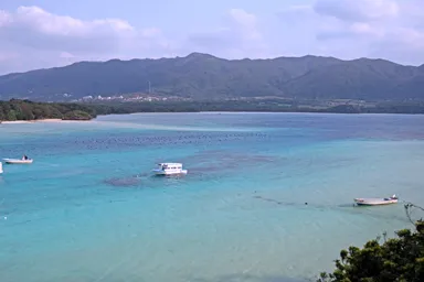 石垣島の川平湾の青い空とアイスキャンディー