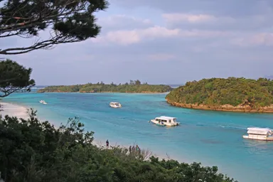 石垣島の川平湾の夕暮れの海と帰り道
