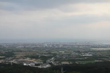 石垣島のエメラルドの海を見る展望台から見た小さな街と海
