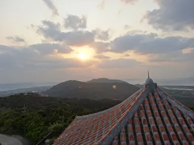 石垣島の夕暮れと海と山々