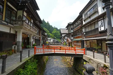 山形の銀山温泉の赤い橋と両側の宿や店