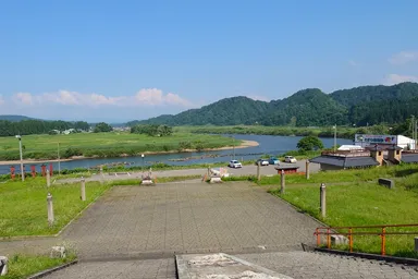 山形の高麗館の前を流れる最上川