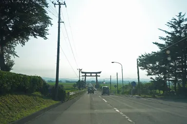 山形の広がる田んぼの手前にある羽黒山大鳥居