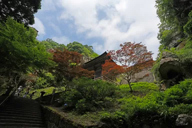 山形の山寺の仁王門と石段