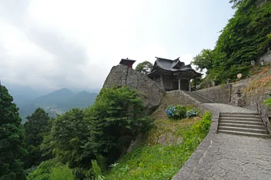 山形の山寺の納経堂と開山堂と割れた岩