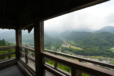 山形の山寺の五大堂から眺める町と山並み