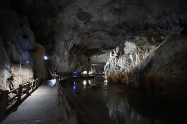 山口の秋芳洞の広い洞窟内部と水路