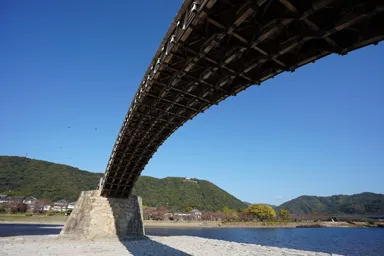 山口の岩国の真下から見上げる木を組んだ錦帯橋