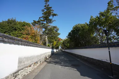 山口の萩の上級武士の屋敷町の白い塀