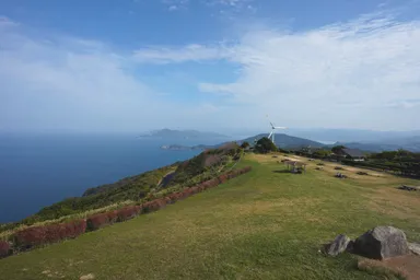 山口の千畳敷の広大な草原と海