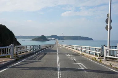 山口の角島大橋の島へと延びる姿