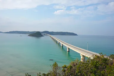 山口の上から見る角島大橋と青い海