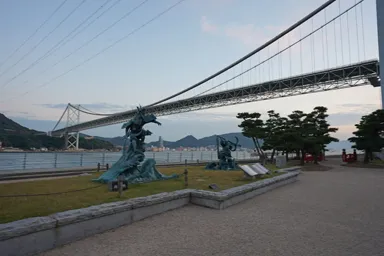 山口の関門海峡と壇之浦古戦場跡の像
