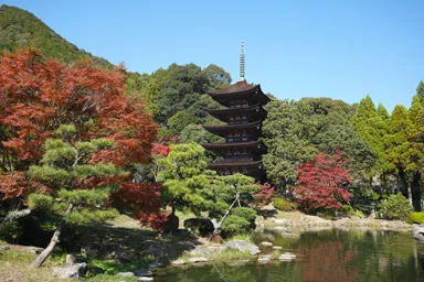 山口の瑠璃光寺の五重塔と紅葉