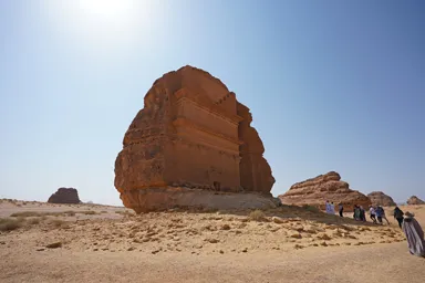 ヘグラ遺跡のカスル・アル・ファリードの圧倒されるたたずまいの見どころ