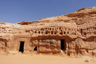 アルウラのヘグラの溶けたような岩と人が造った部屋の景色