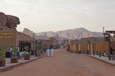 古びたオールドタウンの後ろには奇岩の山々がそびえる絶景地帯