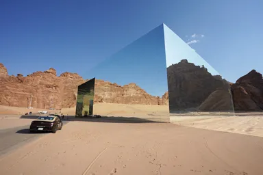 アルウラの砂漠にポツンとたたずむ全面鏡張りの建物マラヤ