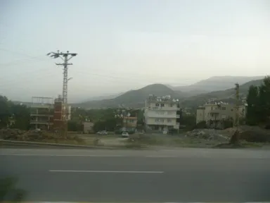 アンタクヤからシリア国境へ向かう道に続く町の車窓