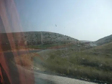 シリアとトルコの国境に残る古代遺跡の風景