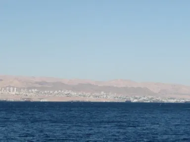 アカバの湾の奥に見えるイスラエルの近代的な街並み