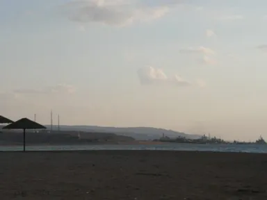 アカバから遠くに見えるサウジアラビアの山の風景