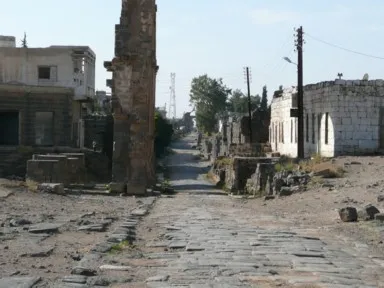 ボスラの遺跡と町が隣り合う光景
