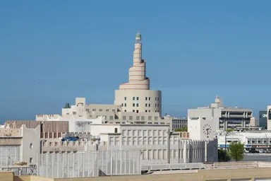 イスラム文化センターの貝殻のような建物が顔を出す風景