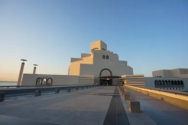 真っ白なイスラム芸術博物館の建物に夕暮れが染まる景色