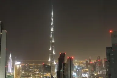 ブルジュ・ハリファの夜の空を照らすライトアップの様子
