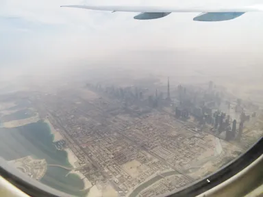 上空から見る砂漠の中に固まって発展するドバイの街の景色
