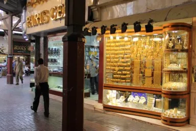 ドバイの旧市街のゴールド・スークに並ぶ金の重厚な商品が並ぶ風景