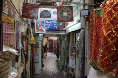 ドバイの旧市街のインドの神様がたくさん並ぶ路地裏の様子
