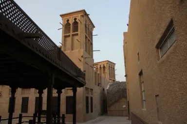 ドバイの旧市街のアル・ファヒディ歴史地区の古い町並みの様子